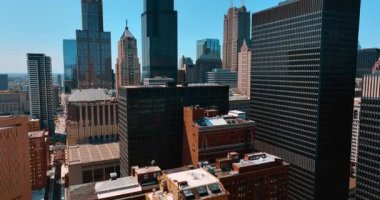 Chicago, Illinois, ABD 'de farklı büyüklükte ve stili olan binalar. Şehrin gökdelenleri arasında İHA uçuşu.