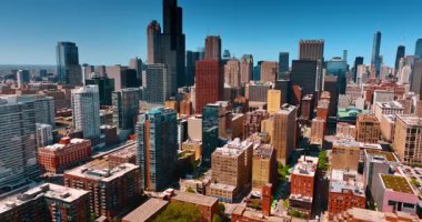 Modern Chicago, Illinois, ABD 'nin çeşitli mimarisi. Güneşli bir günde değişik şehir manzaralarına hava perspektifi.
