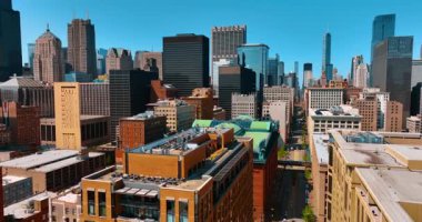 Chicago, Illinois, ABD 'deki eski binaların çatısından uçuyor. Şehir merkezindeki gökdelenler.