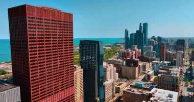 Şikago, Illinois, ABD 'deki düz kahverengi gökdelenli bina. Michigan Gölü 'nün kıyısındaki yeşil park.