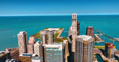 Michigan Gölü kıyısındaki modern Chicago manzarası. Arka planda güzel rıhtımlar ve rıhtımlar. Chicago, Illinois, ABD.