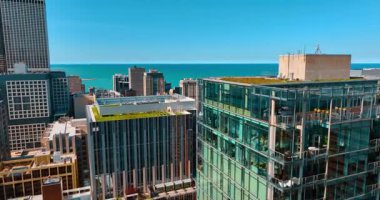 Yüksek binaların tepesinde yeşil çimenler. Arka plandaki Michigan Gölü 'nün çarpıcı mavi su manzarasını gözler önüne seriyor. Chicago, Illinois, ABD.