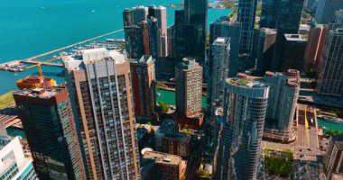 Farklı kuleler arasında benzer iki bina var. Chicago, Illinois, ABD 'deki gökdelenlerin üzerinden uçuyor..