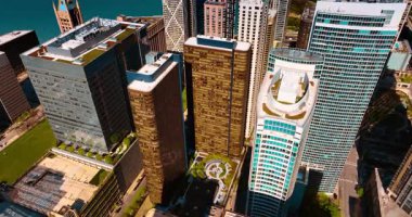 Farklı kuleler arasında benzer iki bina var. Chicago, Illinois, ABD 'deki gökdelenlerin üzerinden uçuyor..