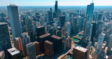 Chicago şehir merkezinin nefes kesici manzarası havadan bakıldığında. Güneşli bir günde metropolün engin manzarası.