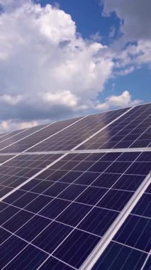 Mavi güneş paneli yakın plan. Güneş enerjisi çiftliğinde alternatif elektrik kaynağı. Ekolojik yenilenebilir enerji kaynağı. Hareket kamerası geri. Dikey video