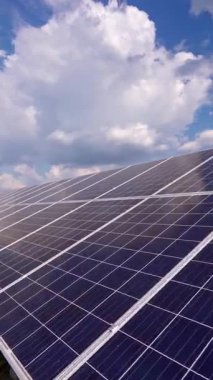 Güneş ışığında yakın çekim güneş paneli. Alternatif enerji kaynağı. Sahada gökyüzünün altında yenilikçi bir güneş pili paneli. Fotovoltaik sistem. Dikey video