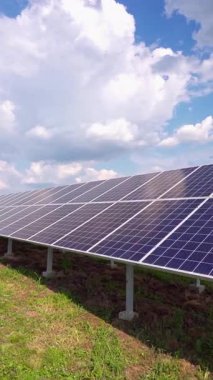 Güneş panelleri güneşten elektrik üretir. Daha iyi bir gelecek için temiz teknoloji. Yenilenebilir yeşil enerji için yenilikçi güneş paneli elektrik istasyonu. Dikey video
