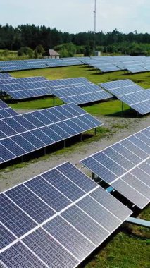 Güneş ışığı yeşil elektrik üretimi. Enerji çiftliğindeki güneş paneli hücreleri. Dikey video