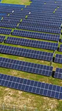 Elektrik endüstriyel güneş panelleri alanları. Alternatif çevresel yeşil güneş enerjisi teknolojisi. Dikey video