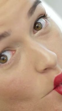 Makyajlı Kız Suratı. Makyajlı kadın kameraya bakıyor.