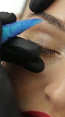 Mikropatenli Kaşlar işe yarıyor. Mikroplu kaşlar güzellik salonunda akıyor.