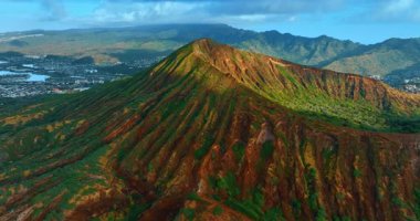 Elmas Kafa Krateri 'nin tepesine yaklaşıyoruz. Güneş ışığıyla aydınlatılıyor. Oahu, Hawaii, ABD 'deki inanılmaz volkanik kaya oluşumlarına bakın..