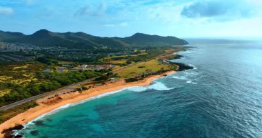 Pasifik Okyanusu kıyısının kumlu manzarası çok güzeldir. Arka planda yeşil dağ sıraları. Oahu, Hawaii, ABD. Hava görünümü.