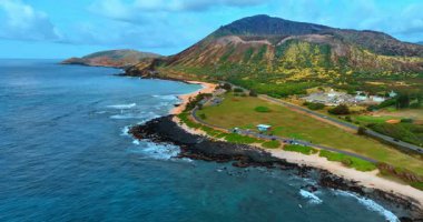 Oahu, Hawaii, ABD kıyılarındaki görüntüler. Bulutlu gökyüzünün altındaki elmas başlık kraterine yaklaşıyoruz..