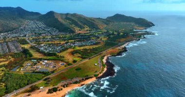Pasifik Okyanusu 'nun yeşil renkli kıyıları. Büyüleyici yemyeşil dağların arasında ve vadide yerleşim yeri. Oahu, Hawaii, ABD.