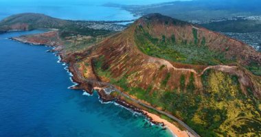 Diamond Head Krateri 'nin göz alıcı görüntüsü. Pasifik Okyanusu 'nun çarpıcı kıyısından geçen otoyol. Hava perspektifi.