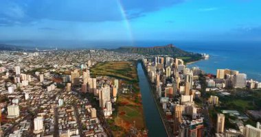 Gökkuşağı Oahu, Hawaii, ABD 'deki uyuyan volkanik kratere iniyor. Honolulu 'daki Ala Wai Kanalı üzerinde İHA uçuşu.