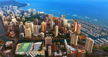 Waikiki 'nin muhteşem manzarası Ala Wai Kanalı ile ayrılmış. Honolulu, Hawaii, ABD sahilindeki yat kulübü. Üst görünüm.