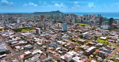 Honolulu, Oahu, Hawaii, ABD 'nin üzerinde uçuyor. Arkaplanda Elmas Kafası Krateri.