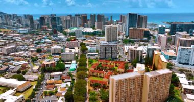 Çoğunlukla Honolulu 'nun şehir manzarasındaki düşük katlı evler. Waikiki gökdeleninde. Üst görünüm.