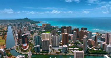 Yüksek katlı lüks binaları olan Waikiki manzarası. Ala Wai Kanalı 'ndaki İHA uçuşu mavi sudaki yat kulübünün görüntüsünü ortaya çıkardı. Üst görünüm.