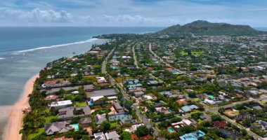 Yeşilliklerin arasında bir yerleşim yeri. Elmas Kafa Krateri 'nin eteğindeki Honolulu manzarası. Hava görünümü.