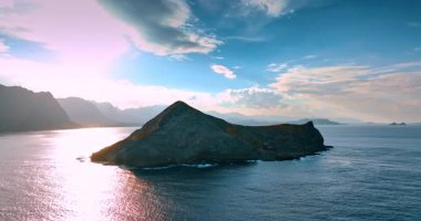 Oahu, Hawaii, ABD 'nin batı yakasındaki Tavşan Adası' nın etrafında uçuyor. Arkaplanda dağ siluetleri.