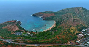 Muhteşem Hanauma Körfezi 'nin panoramik manzarası ve güzel plajı. Hawaii sahilinin en tepeden görünüşü.