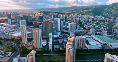 Honolulu, Hawaii, ABD manzaralı. Gün batımında şehrin üzerinde İHA uçuşu.