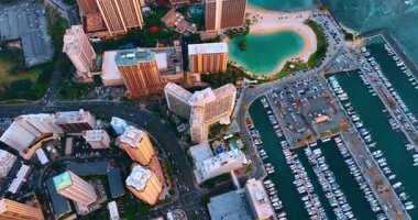 Oahu, Hawaii ve büyük yat kulübündeki kuş manzarası. Waikiki binaları ve tatil köyünün güzel kumlu plajları..