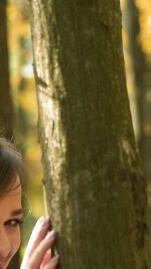 Güzel romantik kız doğanın tadını çıkarıyor. Sonbahar arka planında açık havada genç moda kadını portresi