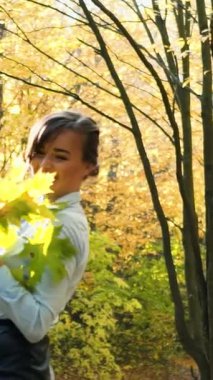 Güzel romantik kız doğanın tadını çıkarıyor. Sonbahar arka planında açık havada genç moda kadını portresi