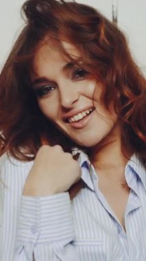 Stüdyoda şık bir kadın. Stüdyoda poz veren şık bir kadın.