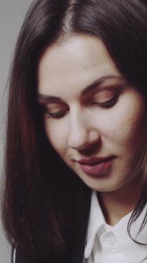 Stüdyoda poz veren kadın. Stüdyoda modaya uygun poz veren genç manken kız.