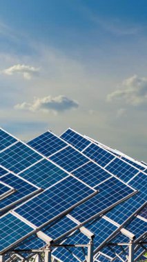 Güneş paneli zaman ayarlı, bulutlar hareket ediyor. Güneş fotovoltaik panelleri üzerinde hareket eden bulutların hızlandırılması