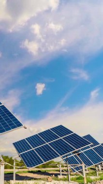 Hareket eden bulutlu güneş panelleri zaman atlaması. Güneş panelleri güneş ışığı ve zaman ayarlarından elektrik üretmek için kullanılır.