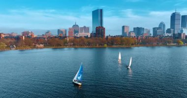 Sonbahar günü Charles Nehri 'nde denize açılmak. İnsanlar rıhtımdaki parkta koşuyor. Boston, Massachusetts, ABD 'nin ufuk çizgisine yaklaşan insansız hava aracı uçağı..