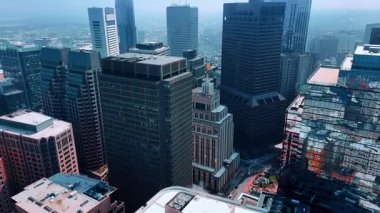 Boston, Massachusetts, ABD 'deki karanlık yüksek binalar. Metropolün şehir manzarası dumanla kaplıdır. Hava perspektifi.