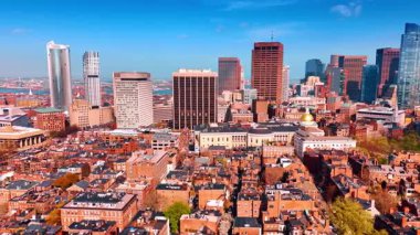 Boston, Massachusetts 'in güneşli, parlak şehir manzarası. İnsansız hava aracı görüntülerinden güzel bir Amerikan metropolünün panoraması.