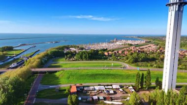 Merkemeer Gölü 'nün yeşil suları üzerinde uçmak. Arkaplanda büyük bir yat kulübüne yaklaşıyoruz..