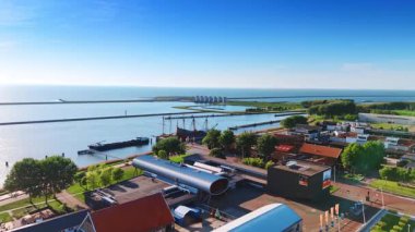 Batavia iskeledeki eski gemi rekonstrüksiyonuna yaklaşıyoruz. Merkemeer Gölü 'nün zemininde dikler ve akıntılar.