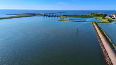 İnsansız hava aracı görüntülerinden Merkemeer Gölü 'nün geniş bir su manzarası. Hendeğe, kayıklara ve yelkenlilere yaklaşıyoruz. Lelystad, Hollanda.
