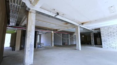 İçi sütunlarla, yeni borularla ve tavanda elektrik sistemiyle dolu. Geniş bina yeniden inşa ediliyor.