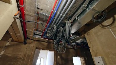 Tavandaki yeni borulara elektrik kabloları asılıydı. Eski binaya yeni elektrik geldi..