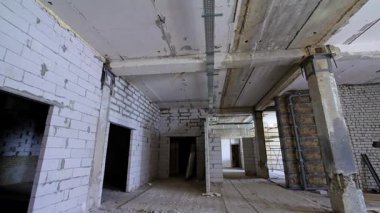 Yeni inşa edilmiş tuğla duvarları olan eski binanın içi. Uzun zamandır devam eden önerme yeniden yapılandırılıyor.