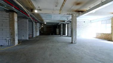 Sütunları ve büyük pencereleri olan büyük bir giriş. Eski binanın yeniden inşası.