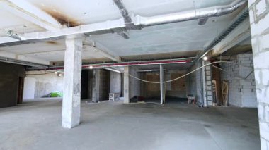 Boş uzay yenileme projesi. İnşaat işçileri, duvarları ve su tesisatı ile yenilenmek için boş bir ticari alan hazırlıyorlar..