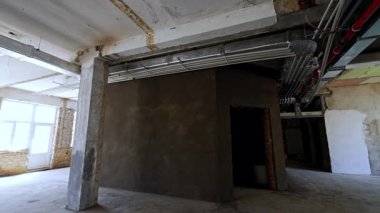 Boş sanayi alanının yenilenmesi. İşçiler yenilenmek için boş bir sanayi binası hazırlıyorlar. Duvarlar ve tesisatlar ortaya çıkıyor..