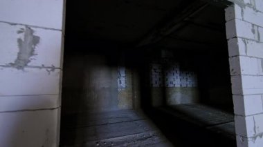 Terk edilmiş bir bina koridorunu araştırıyorum. Yıkılan duvarları ve ürkütücü gölgeleri olan karanlık, boş bir koridor merakı uyandırır ve keşfi davet eder..